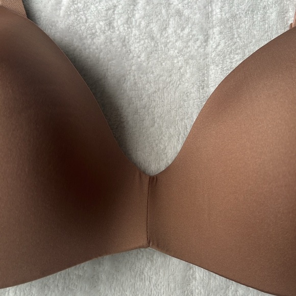 SKIMS Wireless Form Push-Up Plunge Bra - Picture 8 of 14